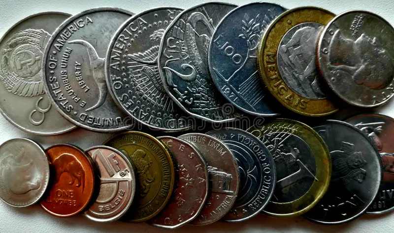 Colección de monedas de diferentes países del mundo para conversión global